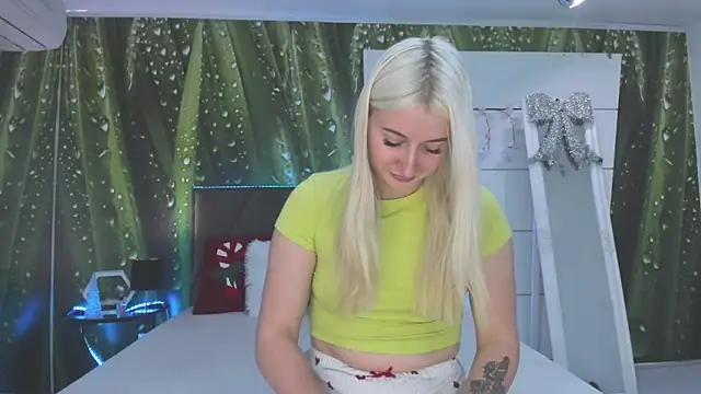 HollyTailors online show from December 14, 6:30 am