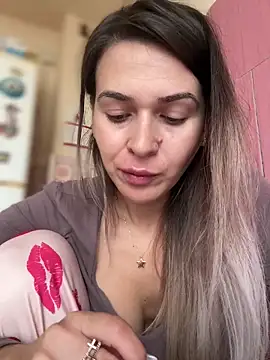 iSelena online show from October 16, 7:00 am