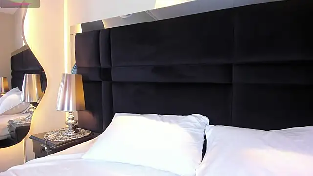 CarolineLee  online show from April 23, 10:45 pm