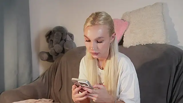 cuteleraay online show from July 31, 8:21 pm