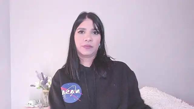 Laura-angeel online show from February 7, 11:30 pm