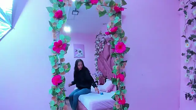 Nanis James online show from April 24, 3:09 am