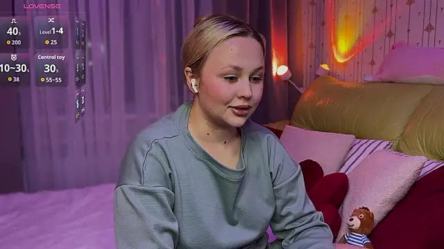 Estella Elwood online show from February 19, 5:01 pm