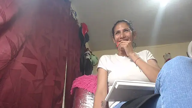 Snapshot of gattycahot chatting on October 1, 10:59 pm gattycahot online show from October 1, 10:59 pm
