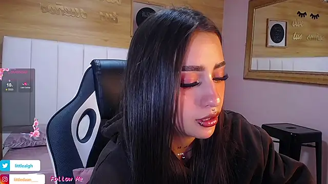 Snapshot of Abril_Velvet_a_ chatting on October 8, 8:24 pm Abril Velvet a online show from October 8, 8:24 pm