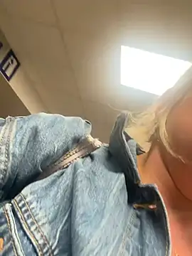 toomuchofafreak online show from February 10, 7:33 am