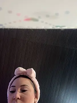 ReinaChloe online show from April 24, 4:32 pm