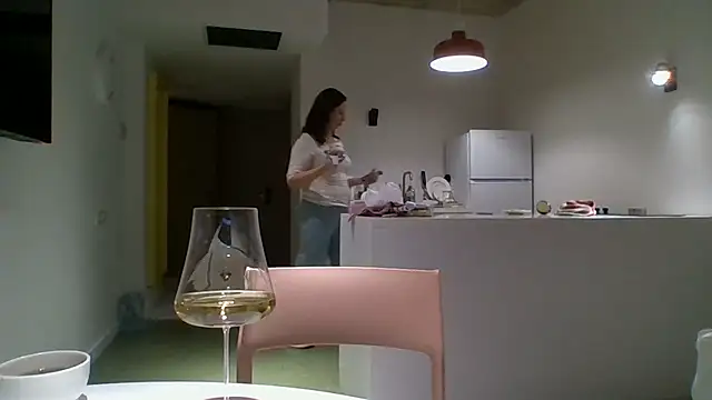 ALICAINWONDERLAND online show from October 17, 6:00 pm