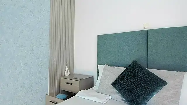 Laura Ivy online show from April 28, 1:04 pm