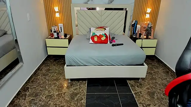 KAROLLJONES1 online show from December 16, 7:31 pm