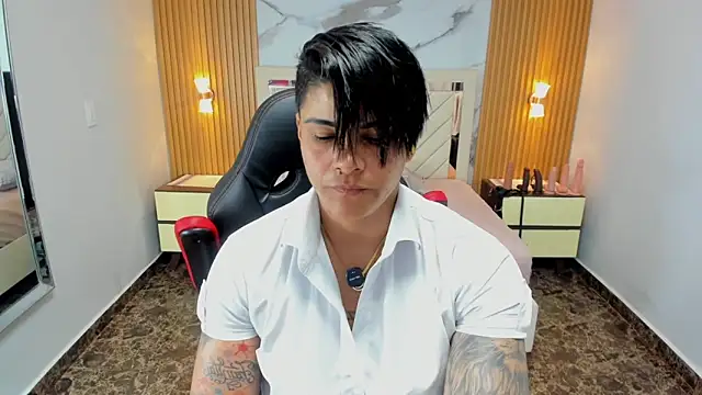 KAROLLJONES1 online show from April 24, 7:27 pm