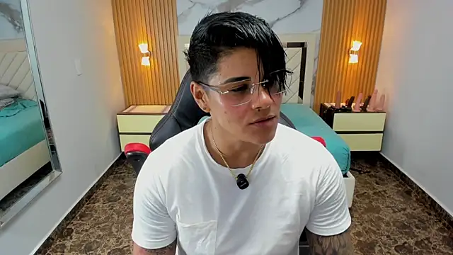 KAROLLJONES1 online show from April 22, 7:11 pm