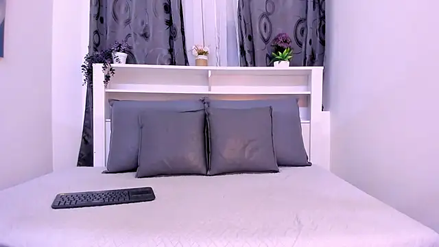 Mistt Mia online show from December 4, 7:36 pm