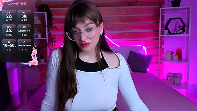 Snapshot of Emily_Tylerr chatting on October 3, 8:08 am Emily Tylerr online show from October 3, 8:08 am