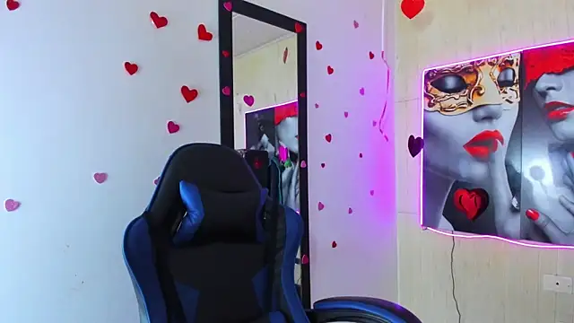 Raven Rouge  online show from April 21, 12:01 pm