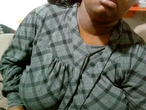 Snapshot of bustydivaxx21 chatting on September 25, 6:28 pm bustydivaxx21 online show from September 25, 6:28 pm