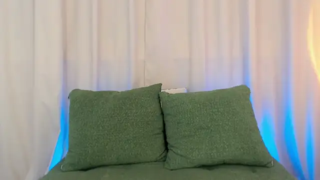 Snapshot of BlackEyesGirl chatting on September 14, 6:33 am BlackEyesGirl online show from September 14, 6:33 am