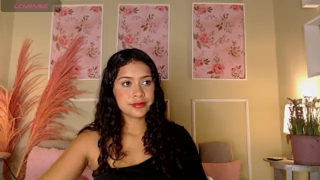 Snapshot of CurlyDani chatting on September 18, 7:01 pm CurlyDani online show from September 18, 7:01 pm