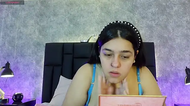 crystaldarliing online show from April 22, 5:32 pm