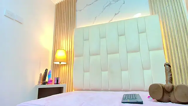 CharlotteSchmidtt online show from April 23, 11:50 am