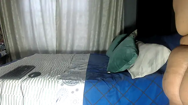 Snapshot of SEXYHUGEASS21 chatting on September 18, 6:12 am SEXYHUGEASS21 online show from September 18, 6:12 am