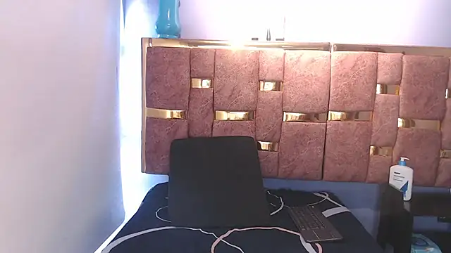 Snapshot of shantall_05 chatting on October 18, 12:52 pm shantall 05 online show from October 18, 12:52 pm