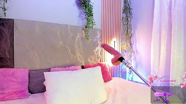 Emmiicute online show from February 6, 2:42 pm