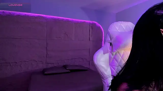 HannahMontgomery online show from December 2, 4:42 pm