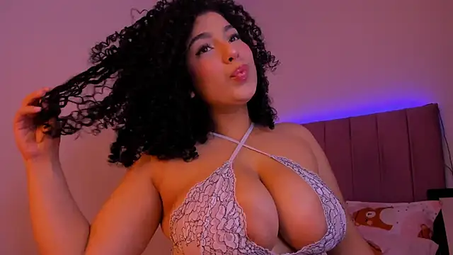 Snapshot of MiaWonderfull chatting on October 10, 7:24 am MiaWonderfull online show from October 10, 7:24 am