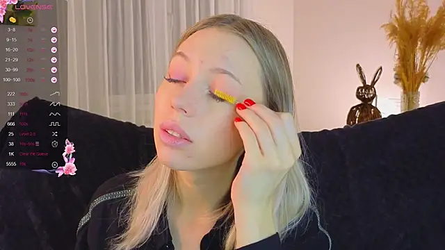 NyxaThorn online show from November 15, 2:40 pm