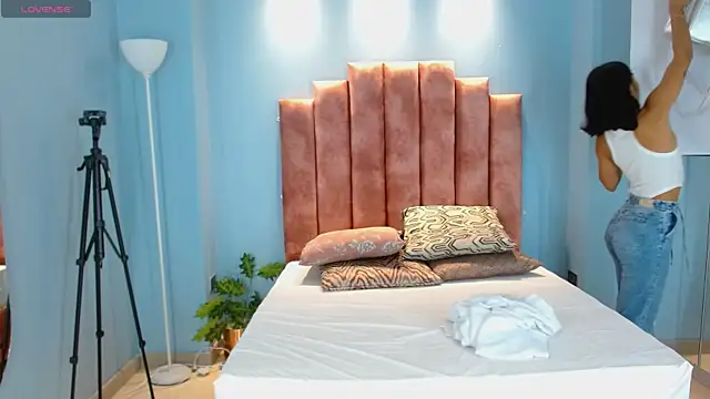 Milaa Star  online show from April 24, 3:09 am