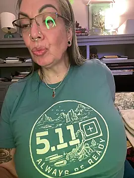 dieseldame1313 online show from April 23, 11:51 pm