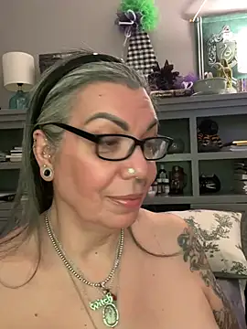 dieseldame1313 online show from April 23, 3:36 am