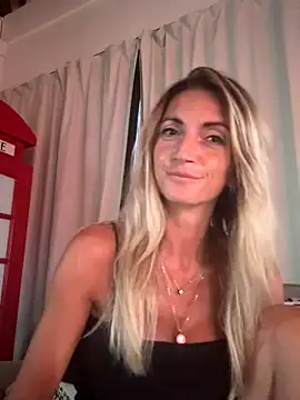 Snapshot of ChasingSunsets-Quinn chatting on October 12, 10:56 pm ChasingSunsets-Quinn online show from October 12, 10:56 pm