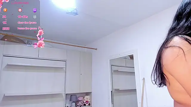 LilyWhitney online show from April 26, 4:10 am