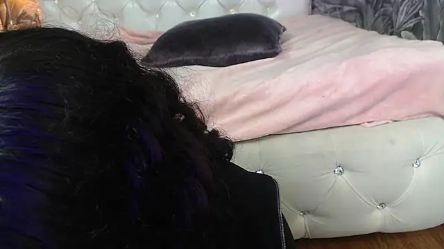 Snapshot of RylieRoss chatting on October 1, 12:43 pm RylieRoss online show from October 1, 12:43 pm