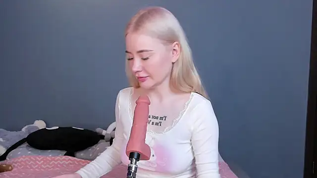 Lillie Berry online show from April 28, 5:11 am