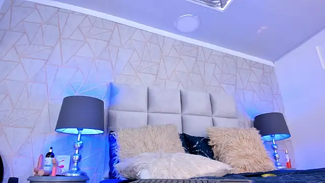 Yara Bliss  online show from December 18, 6:01 pm