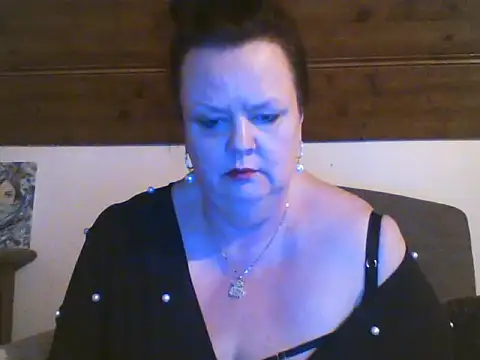 TiffanyMature online show from April 20, 8:12 pm