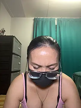 melyiaaa online show from April 25, 2:47 pm