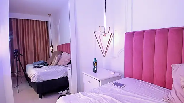 Tessa Sinclaire online show from March 10, 8:24 pm