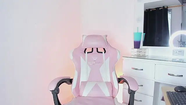 lovingdarcy  online show from March 15, 12:18 pm