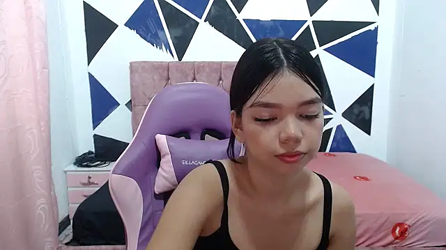 Snapshot of shy_luna18 chatting on October 10, 1:16 pm shy luna18 online show from October 10, 1:16 pm
