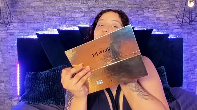 Suxan White  online show from April 28, 9:18 pm