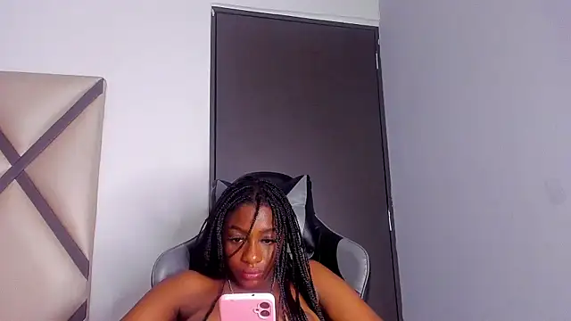 Snapshot of Queen-00 chatting on October 18, 8:43 pm Queen-00 online show from October 18, 8:43 pm