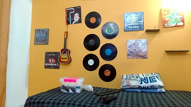 Snapshot of skinnyverus18 chatting on October 19, 7:16 pm skinnyverus18 online show from October 19, 7:16 pm