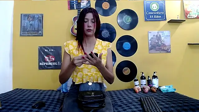 skinnyverus18 online show from April 25, 7:22 pm