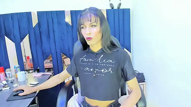 Aisha hotts777 online show from April 23, 3:36 am