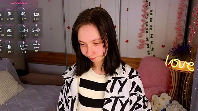 SuzanneHowse online show from March 14, 4:41 pm