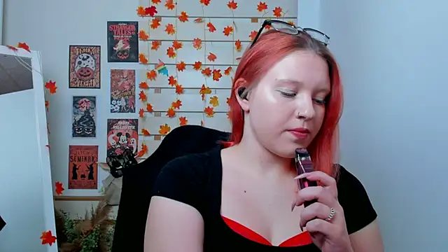 Snapshot of ScarletVixen_ chatting on October 17, 6:33 pm ScarletVixen online show from October 17, 6:33 pm